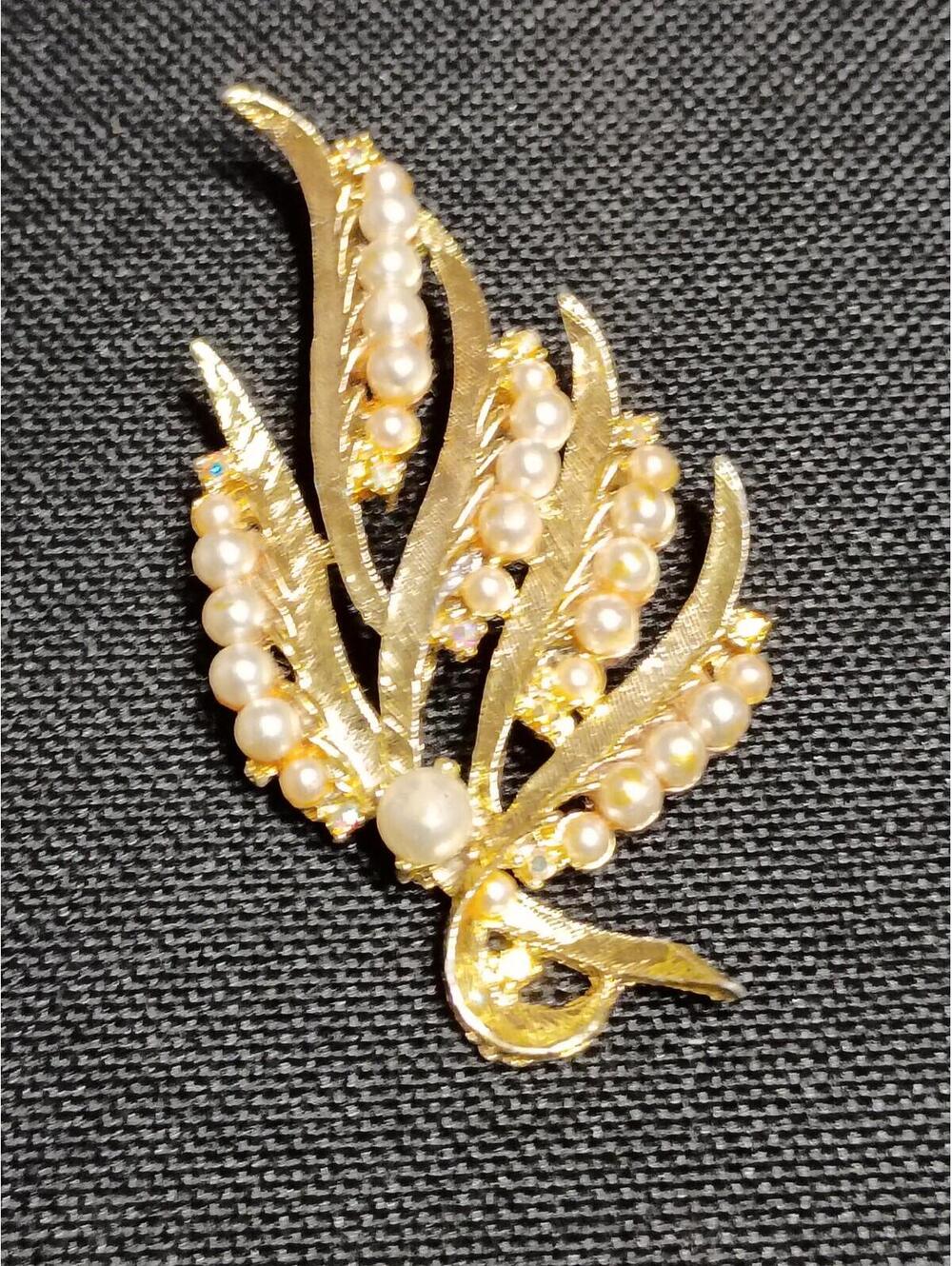 Vintage Gold Tone Leaf Brooch with Faux Pearls